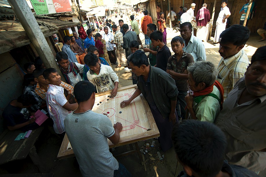 Partyjka carrom na bazarze w Roangchhari (Chittagong Hill Tracts)